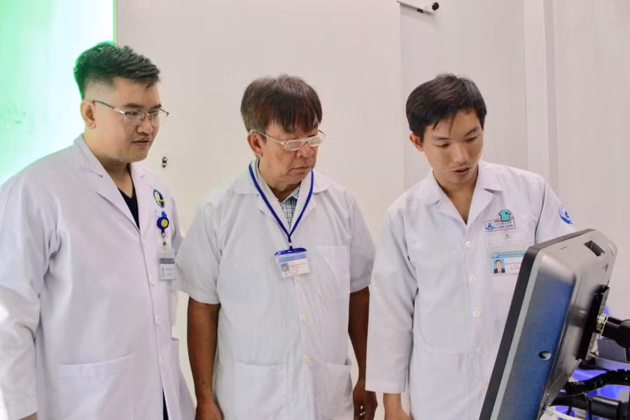 BS Luân Thanh Trường - Trưởng Trạm Y tế xã Thạnh An cùng các bác sĩ đọc kết quả chụp máy X-quang có tích hợp AI. Ảnh: L.N