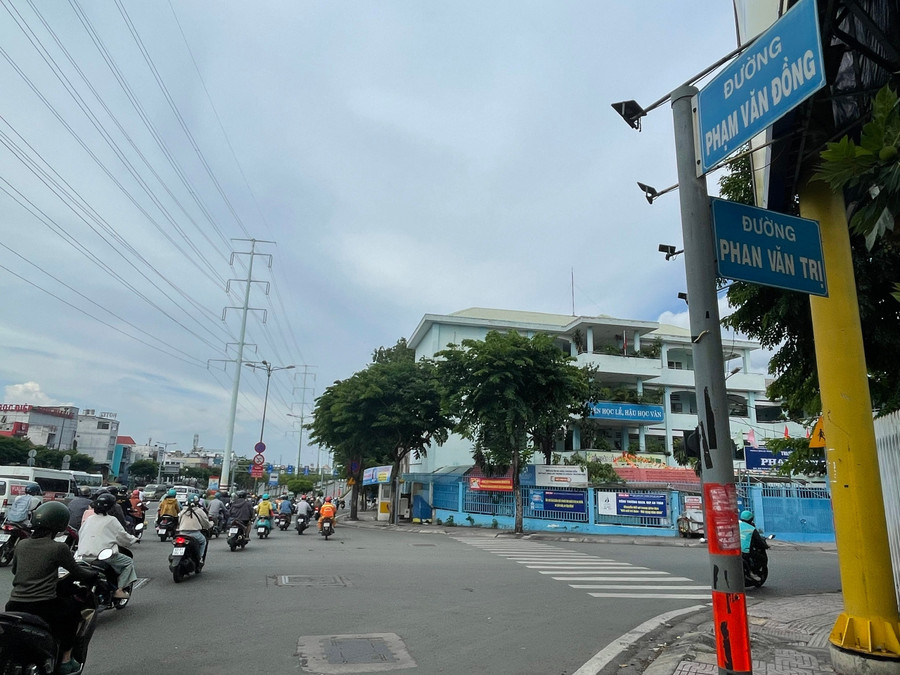 Đường Phan Văn Trị ở nút giao với đường Phạm Văn Đồng ở phường Bình Lợi Trung, nhưng tại phường Vũng Tàu cách đó 100 km cũng có đường Phan Văn Trị. Ảnh: Hà An tphcm-giai-bai-toan-trung-ten-duong-2.jpg