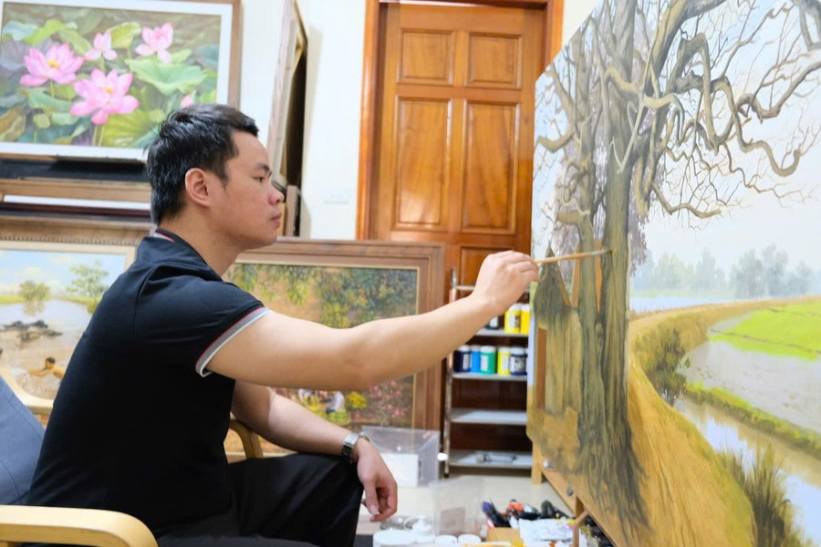 Họa sĩ trẻ Trần Nguyên đang sáng tác những bức tranh về làng quê. Ảnh: NVCC nghe-thuat-trong-ky-nguyen-tri-tue-nhan-tao-nguoi-tre-dan-loi-5.jpg