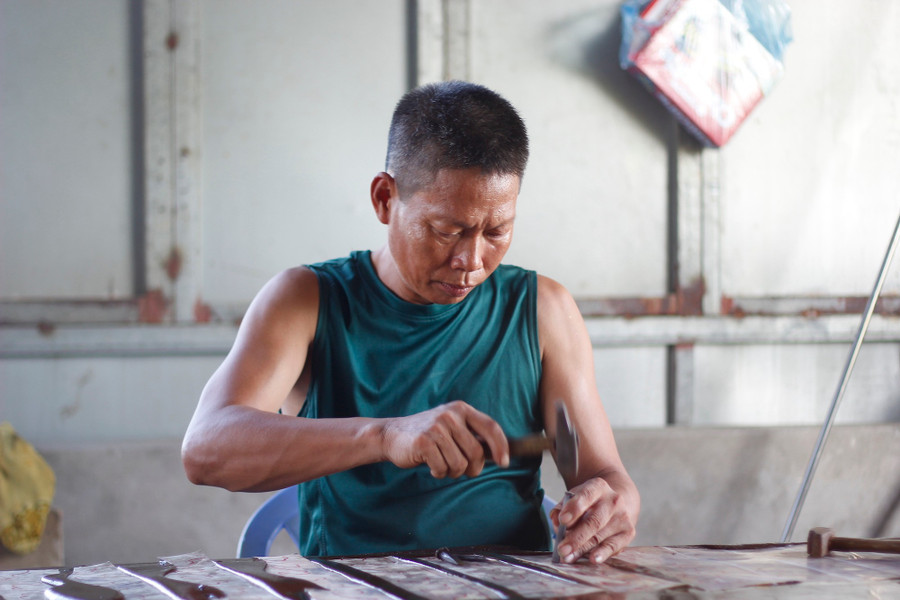 Nghệ nhân dùng công cụ thô sơ tạo nên những hoa văn tinh xảo. giu-hon-lang-nghe-cham-bac-dong-xam-3.jpg