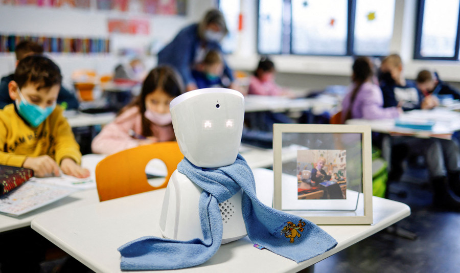 Robot thay học sinh bị ốm đến lớp. robot-trong-lop-hoc-xu-huong-tat-yeu-4.jpg