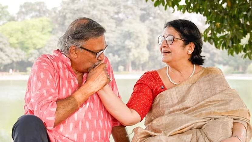 Cặp đôi Kunal Mukherjee và Ashoka Bhattacharya bất chấp định kiến để đến với nhau ở tuổi 65. Ảnh: Channelnewsasia.com