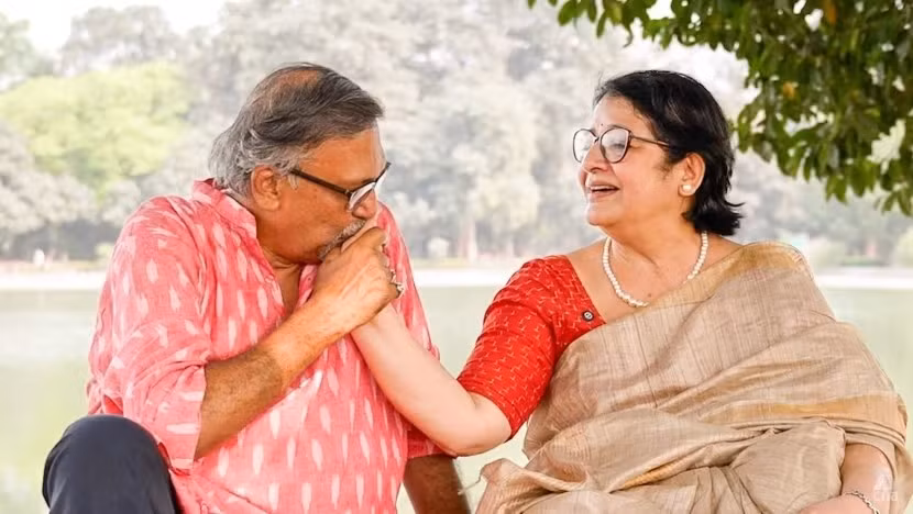 Cặp đôi Kunal Mukherjee và Ashoka Bhattacharya bất chấp định kiến để đến với nhau ở tuổi 65. Ảnh: Channelnewsasia.com