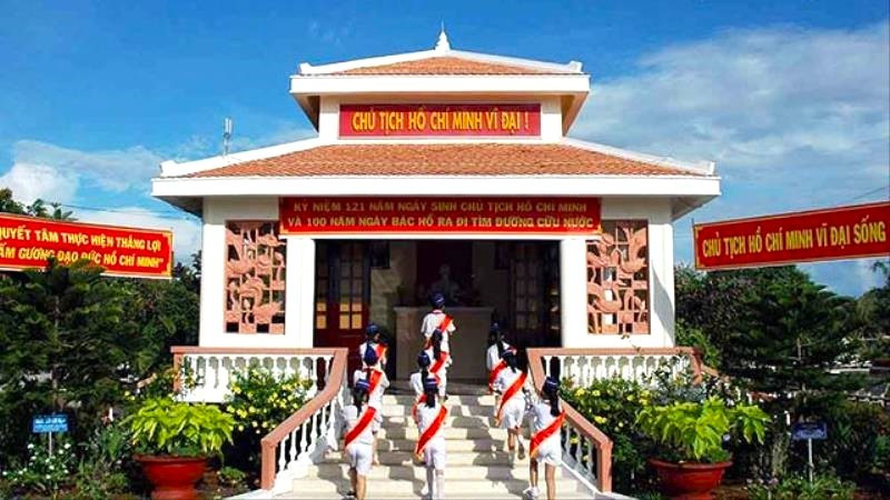 Đền thờ Bác Hồ tại thị trấn Cái Nước, huyện Cái Nước do Anh hùng LLVTND Phạm Thị Bay phát động xây dựng, khánh thành ngày 29/3/1975. Ảnh tư liệu.