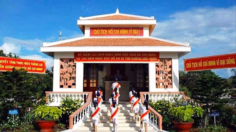 Đền thờ Bác Hồ tại thị trấn Cái Nước, huyện Cái Nước do Anh hùng LLVTND Phạm Thị Bay phát động xây dựng, khánh thành ngày 29/3/1975. Ảnh tư liệu.