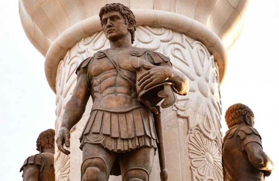 Tượng Alexander Đại đế tại Skopje, Macedonia.