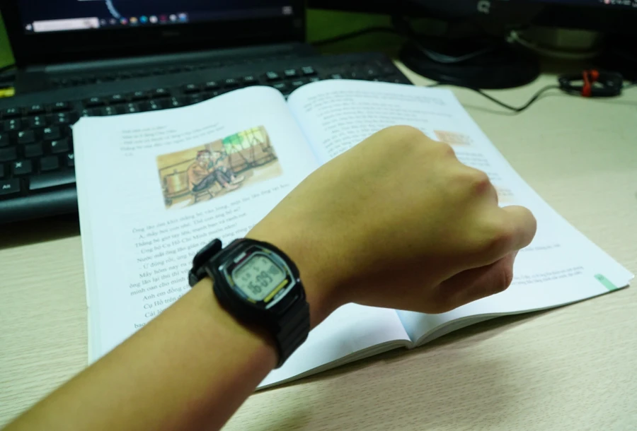Chiếc đồng hồ Casio nhỏ gọn, đồng hành trong học tập. Ảnh: Tấn Quyết 