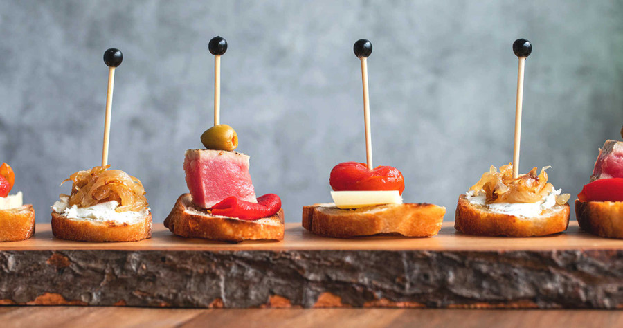 Pintxo, món xiên tăm của người Tây Ban Nha đặc biệt bắt mắt và nhỏ gọn. Ảnh: Townandcountrymarkets.com
