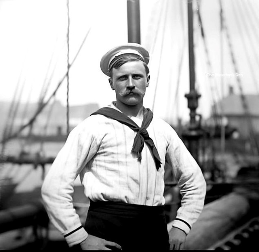 Carl Emil Pettersson khi là một thủy thủ.