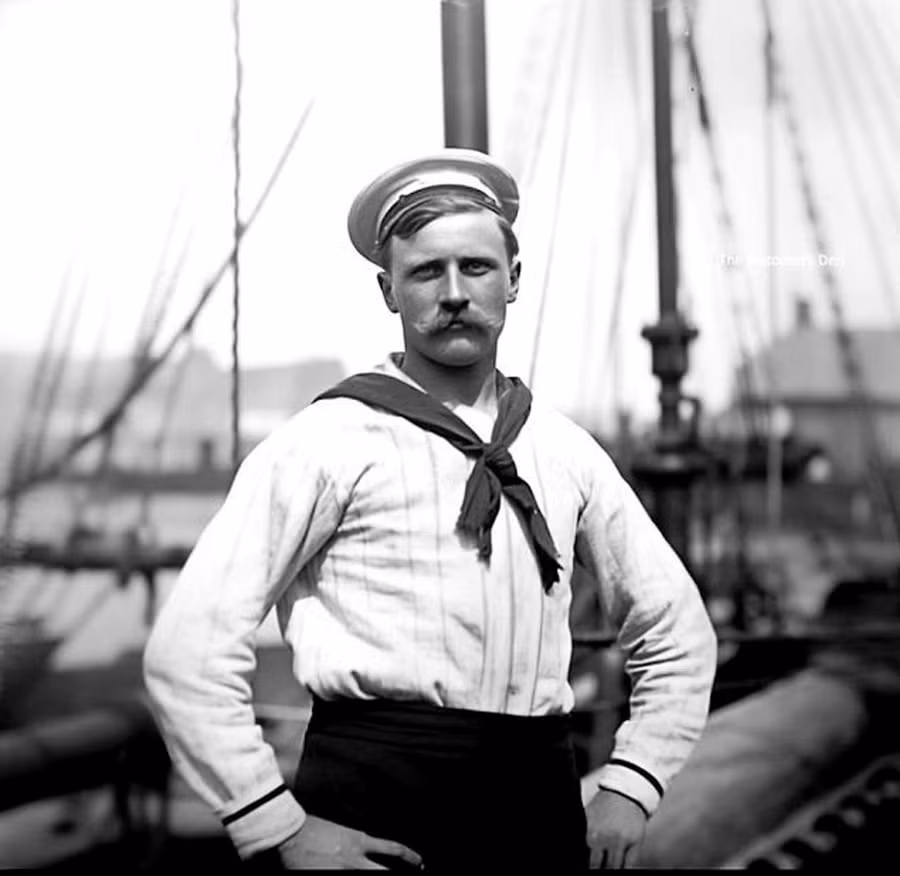 Carl Emil Pettersson khi là một thủy thủ.