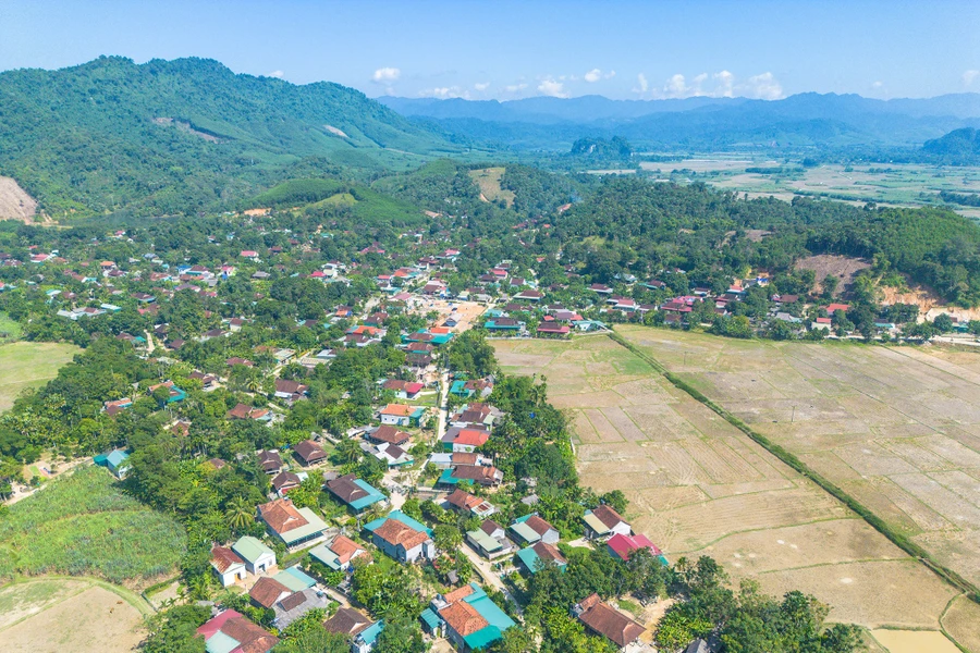 Bản Hoa Tiến (xã Châu Tiến, huyện Quỳ Châu) nhìn từ trên cao. Ảnh: Nguyễn Đạo.