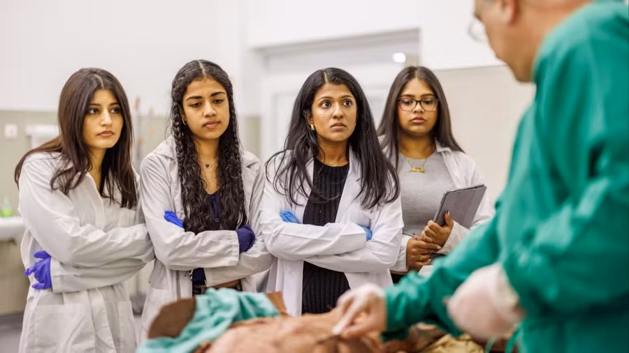 Sinh viên châu Á học chăm sóc sức khỏe tại Anh.