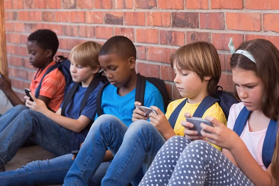 Sử dụng điện thoại quá mức khiến học sinh Chile xa rời học tập và kết nối thực tế.