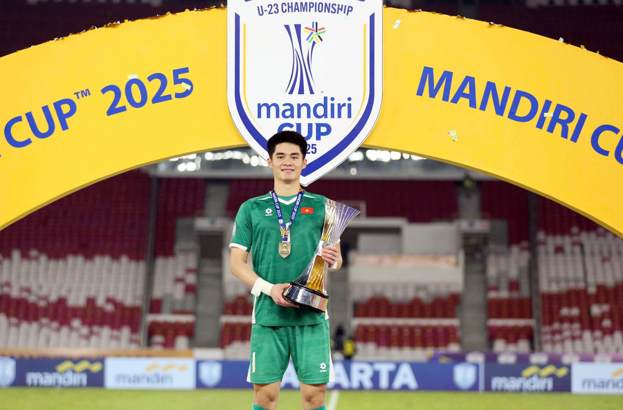 Trung Kiên với chức vô địch U23 Đông Nam Á 2025. Ảnh: INT thu-mon-tran-trung-kien-nguoi-nhen-cua-u23-viet-nam2.jpg