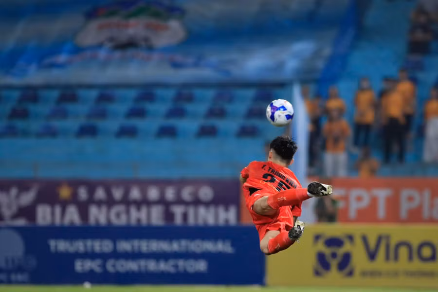Thủ môn Trần Trung Kiên trong một tình huống cản phá thành công trận Hoàng Anh Gia Lai hòa Hà Nội tại sân Hàng Đẫy, ngày 23/8. Ảnh: VPF