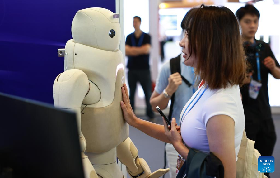 Du khách tương tác với robot tại Diễn đàn Đổi mới Pujiang 2025 ở Thượng Hải. Ảnh: INT trung-quoc-thong-tri-nganh-cong-nghiep-robot-2.jpg