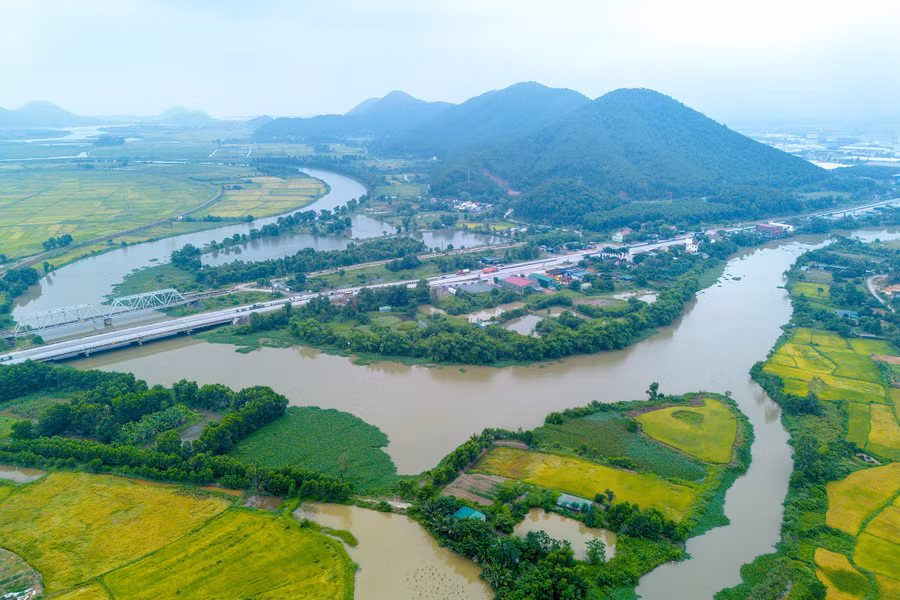 Kênh Nhà Lê hòa vào dòng sông Cấm bên Quốc lộ 1A. 