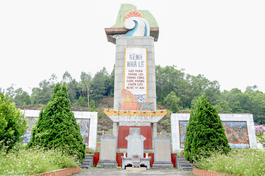 Đài tưởng niệm các anh hùng, liệt sĩ hy sinh trên kênh Nhà Lê. kenh-nha-le-huyen-thoai-hon-nghin-nam-tuoi-4.jpg