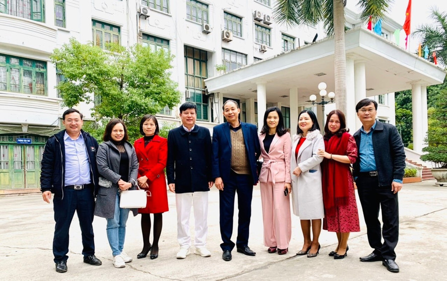 Thầy Lự và cô Hậu cùng đội ngũ biên tập Trang thông tin Sở GD&ĐT Vĩnh Phúc. nha-giao-viet-bao-lan-toa-gia-tri-cua-nghe-day-hoc-6.jpg