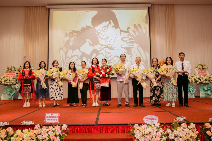 Thầy Nguyễn Văn Lự (thứ 5 từ phải qua) nhận hoa tri ân từ lãnh đạo Trường THPT Vĩnh Yên.