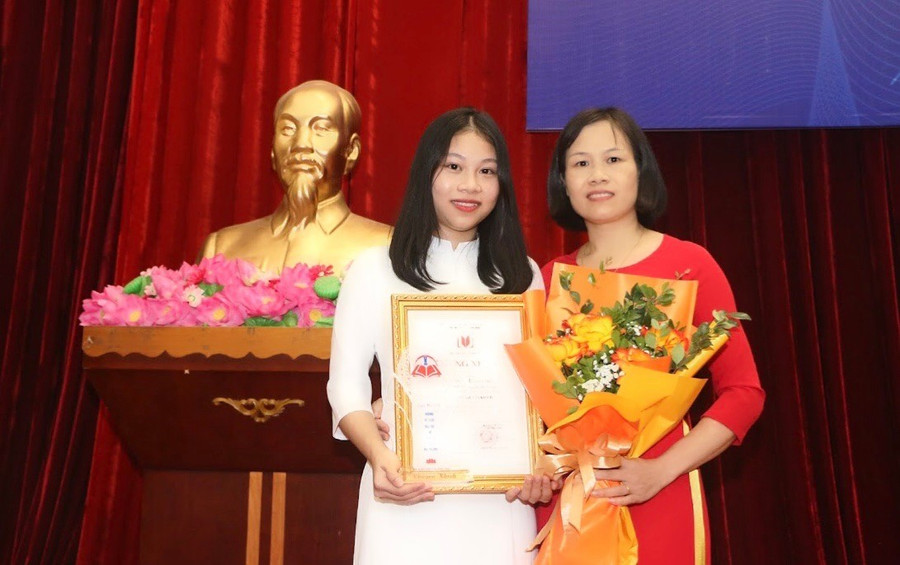 Cô Hà Thị Hậu cùng em Nguyễn Thị Trang trong buổi nhận giải thưởng tại Cuộc thi viết 'Những kỷ niệm sâu sắc về thầy cô và mái trường'. nha-giao-viet-bao-lan-toa-gia-tri-cua-nghe-day-hoc-4.jpg