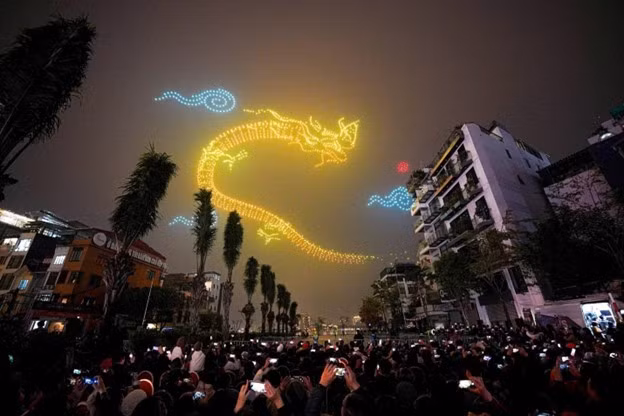 Hình ảnh rồng thời Lý xuất hiện trên bầu trời Hà Nội tại Rực rỡ Thăng Long 2024 thu hút sự quan tâm của hàng ngàn khán giả.