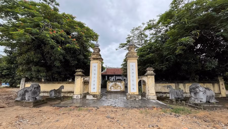 Xuân quận công Nguyễn Nghiễm có 21 người con, trong đó có 12 con trai - Nguyễn Khản là con trai cả (trong ảnh là đền thờ Xuân quận công Nguyễn Nghiễm).