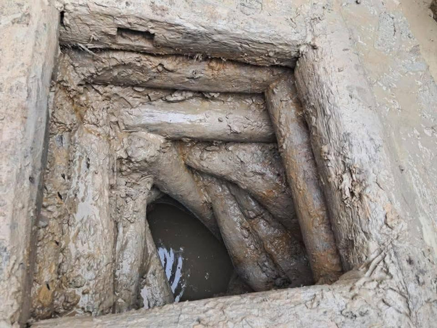 Hình ảnh phát lộ của giếng gỗ hình trôn ốc tại khu di tích đình - chùa Hạc Lâm.
