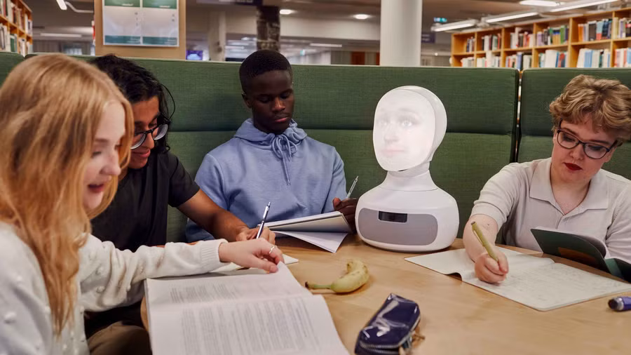 Nhiều trường đại học đang khuyến khích sinh viên sử dụng AI một cách thành thạo. Ảnh: INT