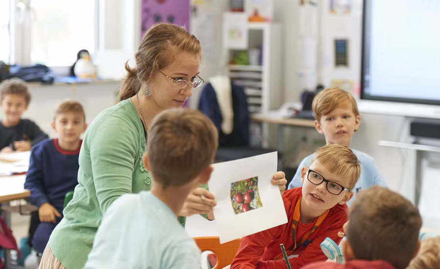 Một tiết học của trẻ em tiểu học Thụy Sĩ.