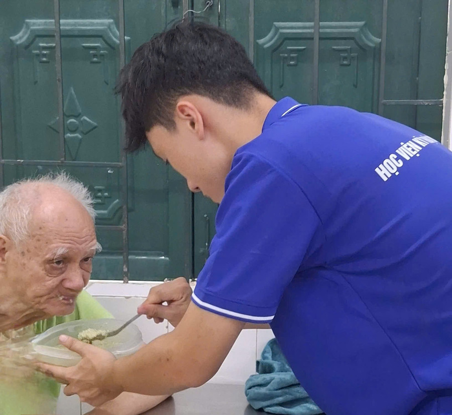 Sinh viên Học viện Kỹ thuật Mật mã tham gia chăm sóc thương binh nặng tại Trung tâm Điều dưỡng Thương binh Kim Bảng (Tam Chúc, Ninh Bình). Ảnh: Thái Thành.