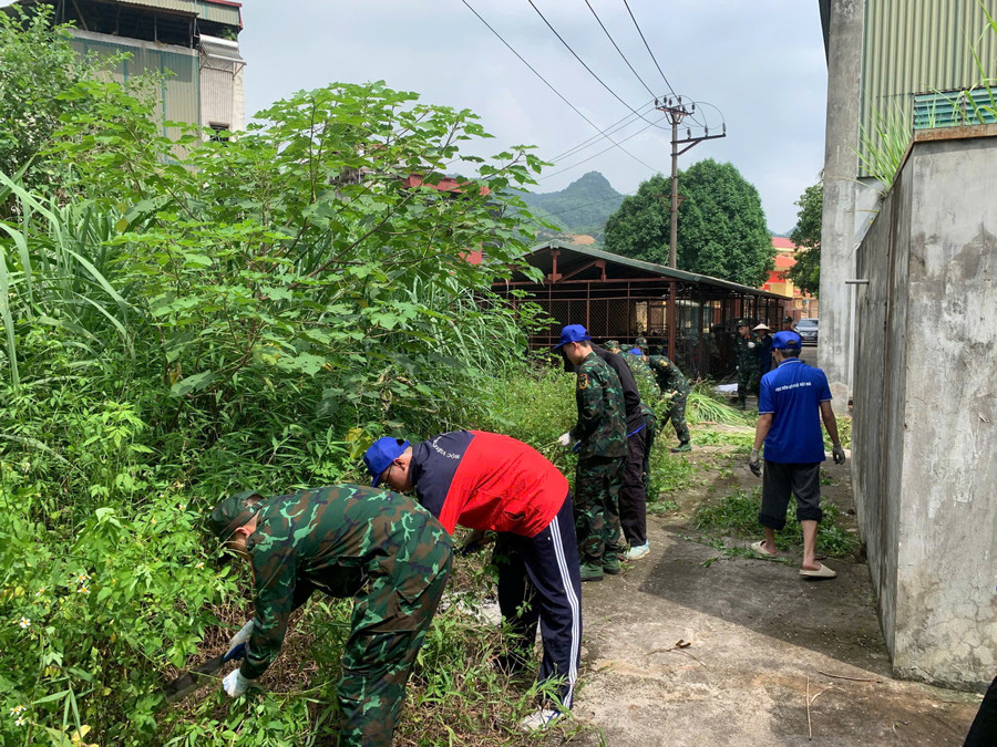 Sinh viên Học viện Kỹ thuật Mật mã dọn vệ sinh tại Trung tâm Điều dưỡng Thương binh Kim Bảng (Tam Chúc, Ninh Bình). Ảnh: Thái Thành. cafe-ngay-moi-len-duong-de-truong-thanh-2.jpg