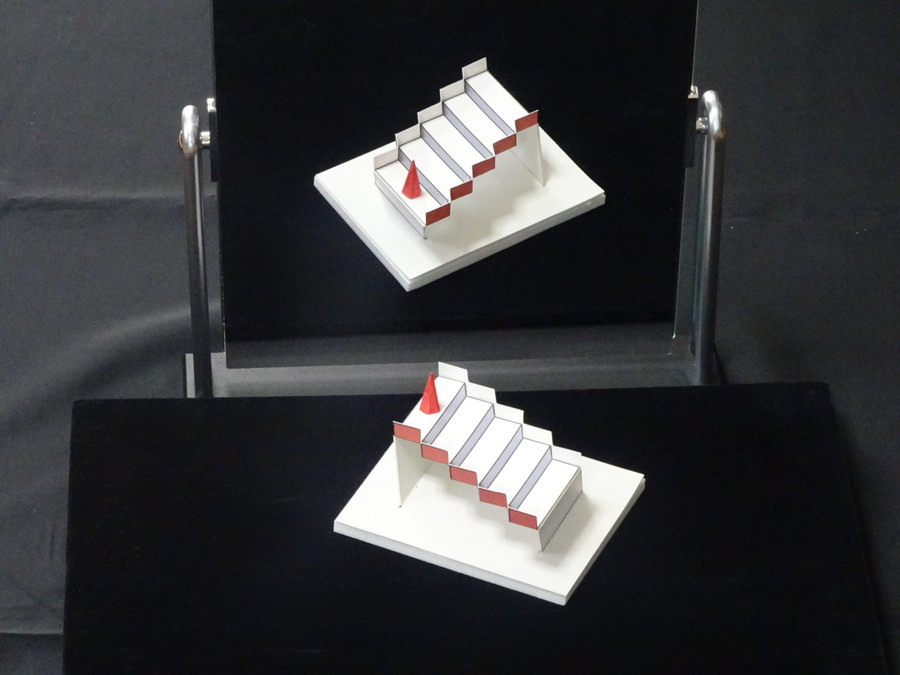 Tác phẩm của Sugihara thường khiến người xem bối rối vì không thể xác định được hình dạng thật của vật thể. Ảnh: BTC.