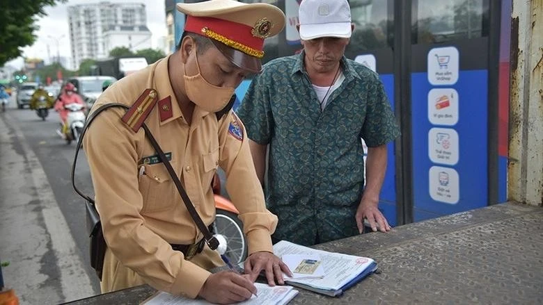 Cảnh sát giao thông làm việc với người vi phạm.