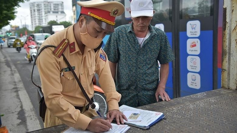 Cảnh sát giao thông làm việc với người vi phạm.