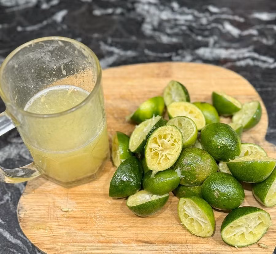 Uống nước cốt chanh buổi sáng đang được nhiều người cho rằng ­chữa bách bệnh. Ảnh: INT