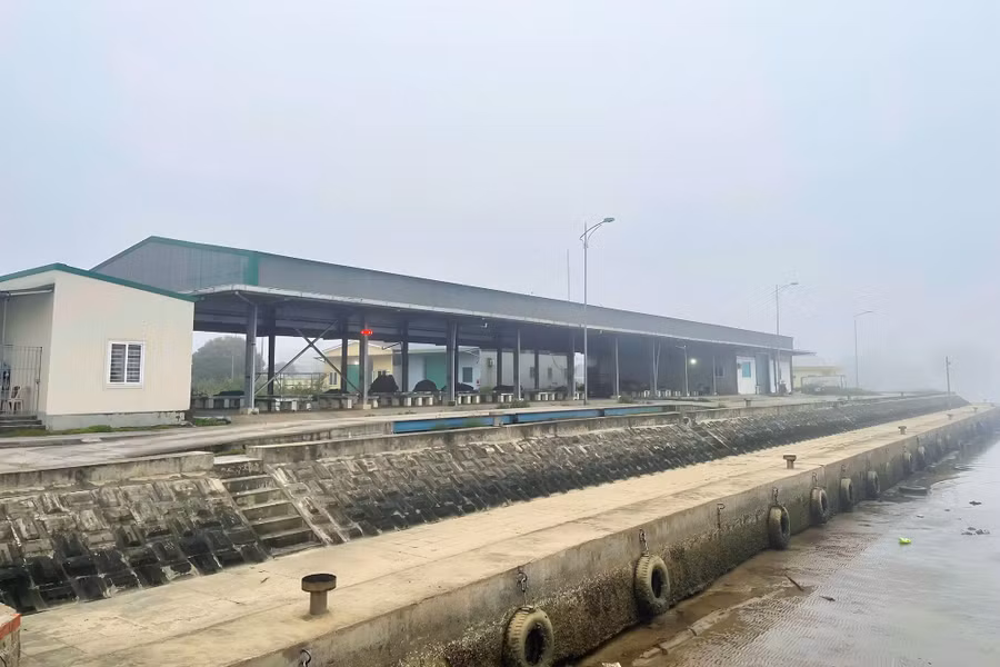 Nhà phân loại hải sản bị bỏ không. Ảnh: Phạm Tâm