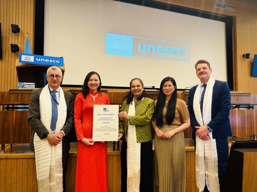 Đại diện Phái đoàn thường trực Việt Nam bên cạnh UNESCO nhận Bằng công nhận Công viên địa chất Lạng Sơn là Công viên địa chất toàn cầu UNESCO. Ảnh: ITN