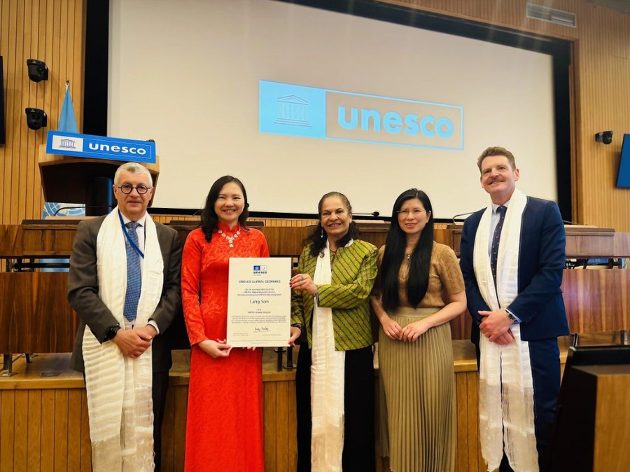 Đại diện Phái đoàn thường trực Việt Nam bên cạnh UNESCO nhận Bằng công nhận Công viên địa chất Lạng Sơn là Công viên địa chất toàn cầu UNESCO. Ảnh: ITN