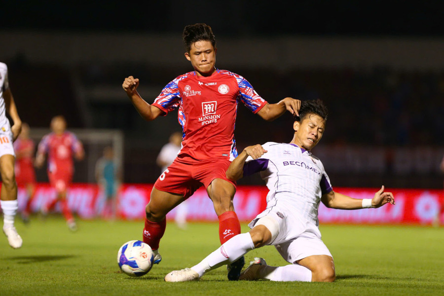 Trận TP Hồ Chí Minh (áo sẫm) gặp B.Bình Dương vòng 24 V-League 2024 - 2025. Ảnh: VPF. bong-da-viet-nam-sau-sat-nhap-don-vi-hanh-chinh-co-hoi-moi-3.jpg