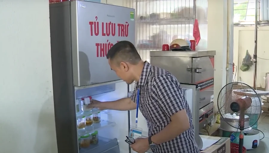 Cơ quan chức năng kiểm tra đột xuất các bếp ăn bệnh viện sau phản ánh của Báo GD&TĐ.