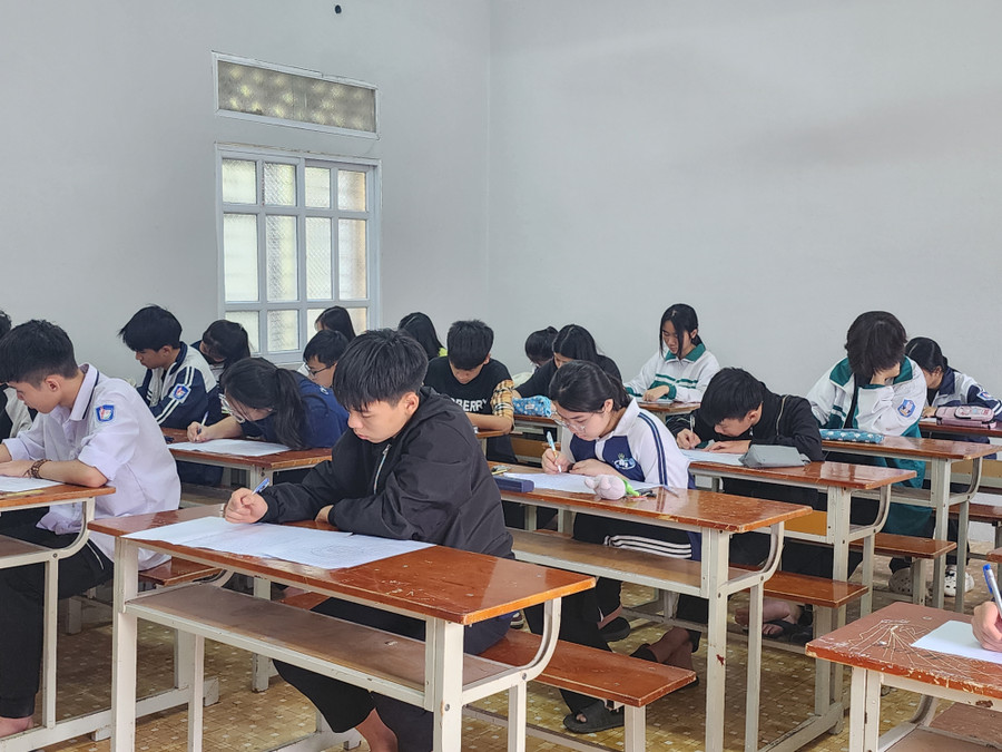Học sinh thành phố Phúc Yên (Vĩnh Phúc) thi thử vào lớp 10.