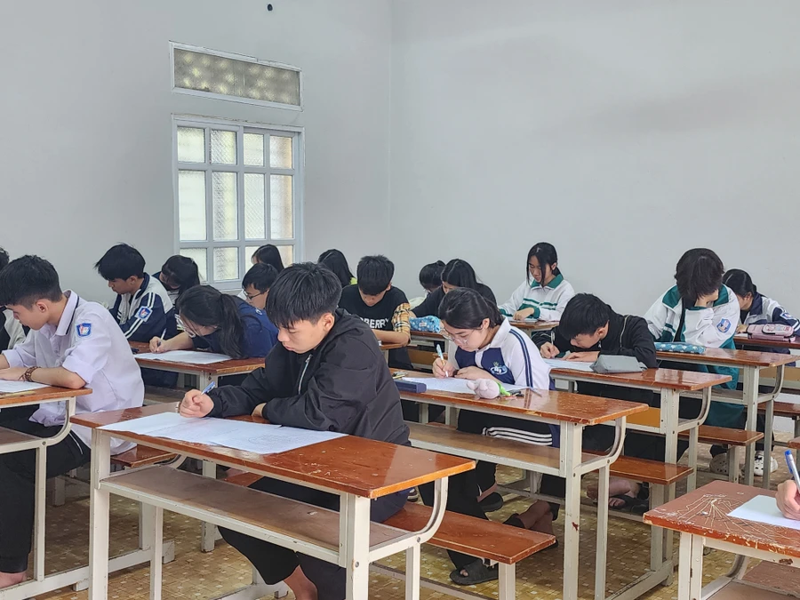 Học sinh thành phố Phúc Yên (Vĩnh Phúc) thi thử vào lớp 10.