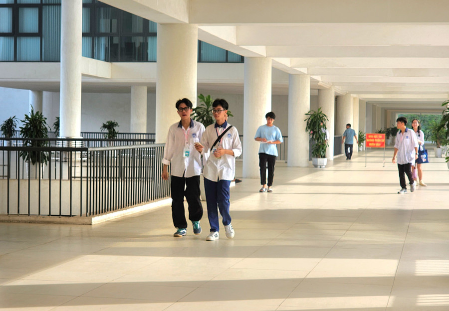 Trường THPT chuyên Vĩnh Phúc tư vấn và cho học sinh đăng ký dự thi vào trường được tham quan miễn phí. ren-tam-ly-truong-thi-1.jpg