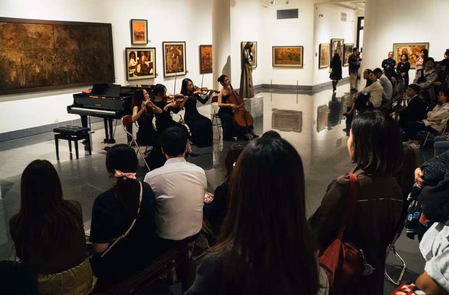 Tour 'Đêm Bảo tàng' của Bảo tàng Mỹ thuật Việt Nam thu hút đông đảo khách tham quan.