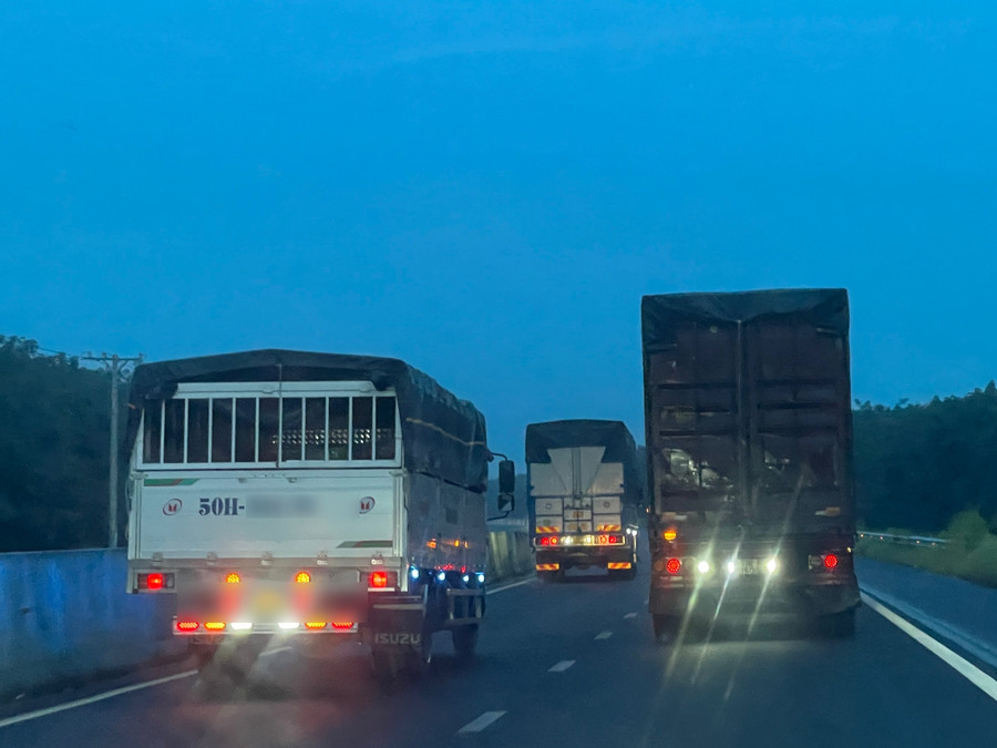 Nhiều ý kiến ủng hộ việc thí điểm cấm các xe tải, xe khách chạy ở làn sát dải phân cách trên cao tốc. Ảnh minh họa: INT