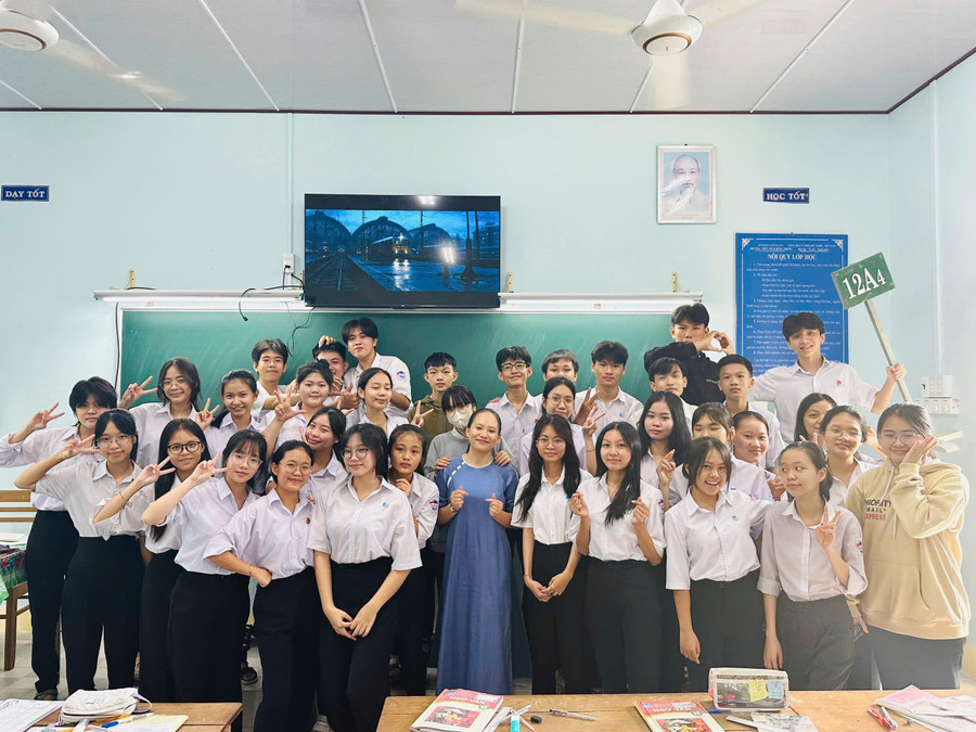 Tập thể 12A4 Trường THPT Trần Bình Trọng trong ngày lễ tri ân 20/11. Ảnh: NVCC