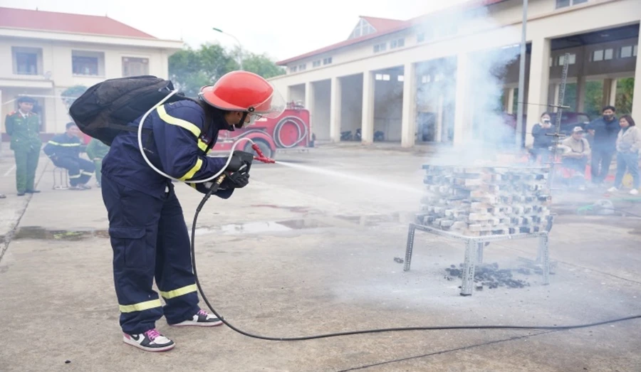 Thử nghiệm gel chữa cháy tại đơn vị phòng cháy chữa cháy tỉnh Tuyên Quang.