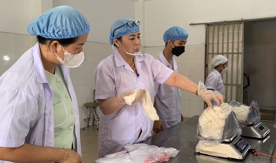 Sản xuất bún tại Công ty Bún tươi và bánh phở Nguyễn Bính, TPHCM. Ảnh: Quốc Hải