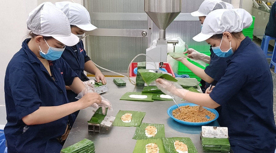 Công nhân đóng gói thực phẩm tại Công ty Chế biến thực phẩm công nghệ Sông Hương (Sông Hương Foods), TPHCM. Ảnh: Quốc Hải doanh-nghiep-nho-va-vua-van-dung-ngoai-dong-chay-tin-dung-1.jpg